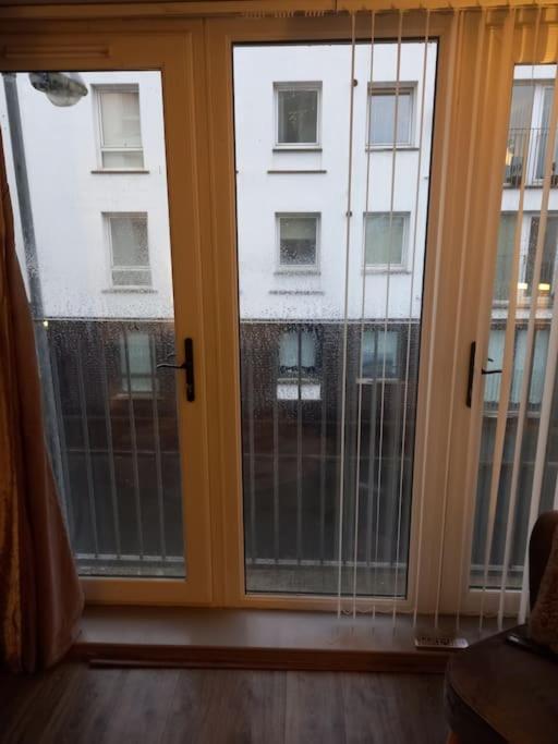 Modern 2-Bedroom City Apartment With Free Parking 贝尔法斯特 外观 照片