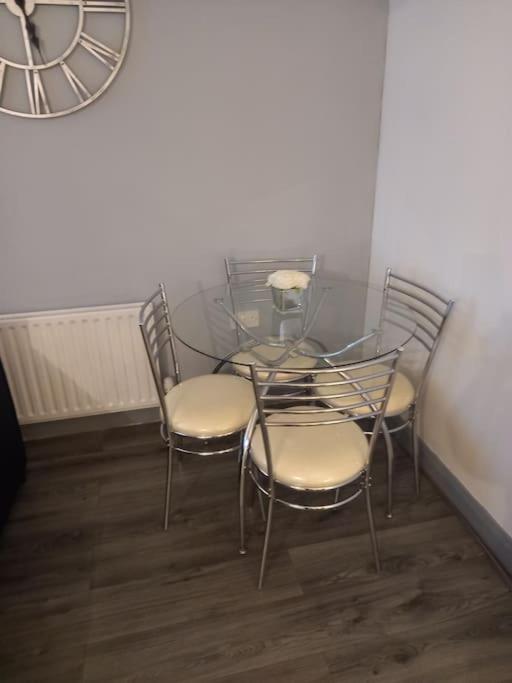 Modern 2-Bedroom City Apartment With Free Parking 贝尔法斯特 外观 照片