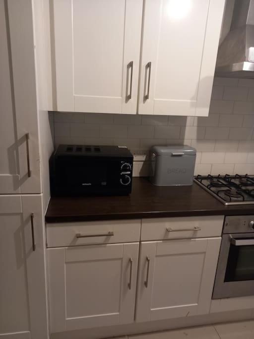 Modern 2-Bedroom City Apartment With Free Parking 贝尔法斯特 外观 照片
