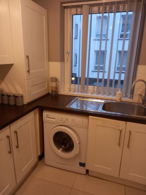 Modern 2-Bedroom City Apartment With Free Parking 贝尔法斯特 外观 照片