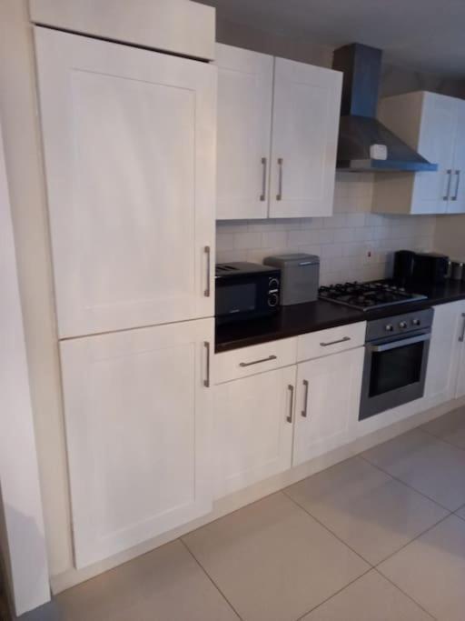 Modern 2-Bedroom City Apartment With Free Parking 贝尔法斯特 外观 照片