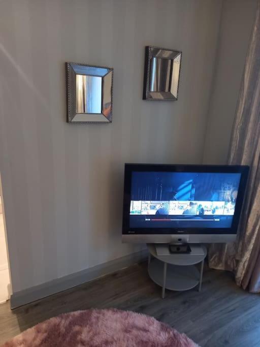 Modern 2-Bedroom City Apartment With Free Parking 贝尔法斯特 外观 照片