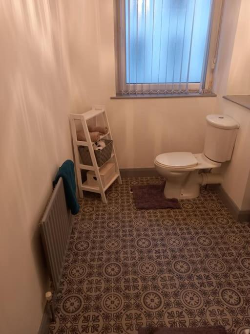 Modern 2-Bedroom City Apartment With Free Parking 贝尔法斯特 外观 照片