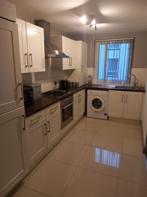 Modern 2-Bedroom City Apartment With Free Parking 贝尔法斯特 外观 照片