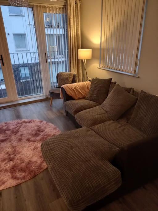Modern 2-Bedroom City Apartment With Free Parking 贝尔法斯特 外观 照片