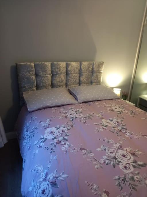 Modern 2-Bedroom City Apartment With Free Parking 贝尔法斯特 外观 照片